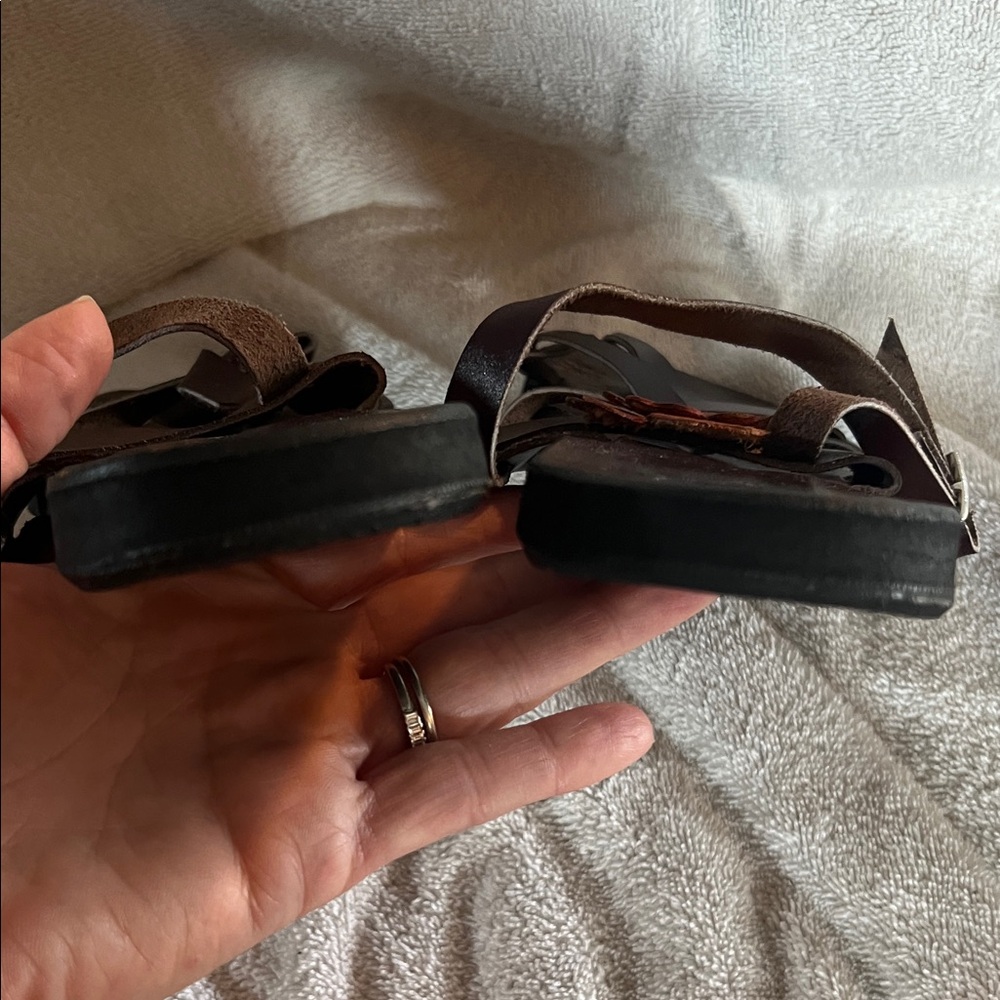 Pachamama 100% Cuero (Leather) Brown Sandals with Orangish-Brown Floral Detail - Picture 8 of 9